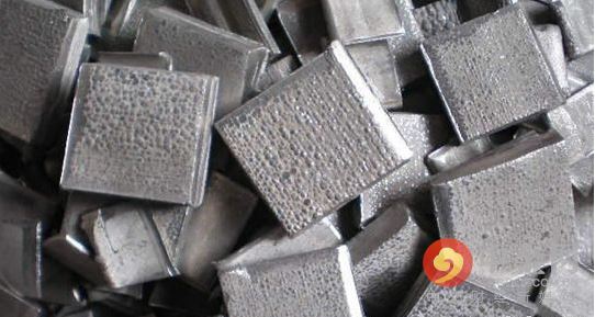 5月期鎳連續(xù)第三個(gè)月下跌，周四觸及去年6月來最低水準(zhǔn)每噸8,810美元，今年迄今下跌12%，是跌幅最大的主要基本金屬。