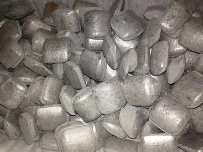 一位發(fā)言人表示，巴西淡水河谷（Vale）正在重新評估其在新喀里多尼亞虧損的鎳業(yè)務，這是上月新上任的首席執(zhí)行官Fabio Schvartsman對表現(xiàn)不佳資產(chǎn)進行廣泛考核的一部分。